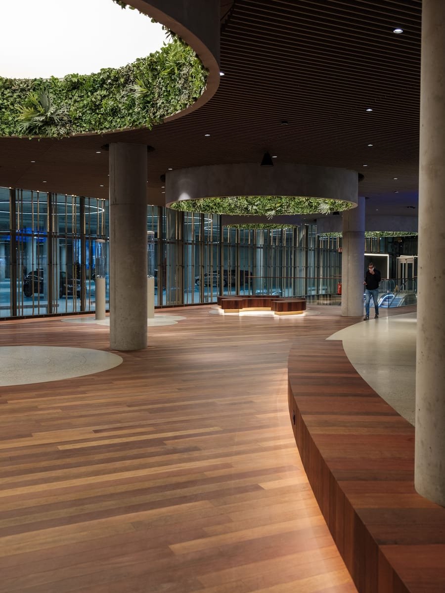 Deck de madeira em área externa de arquitetura contemporânea