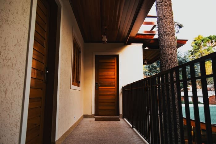 Porta de madeira na entrada de uma residência