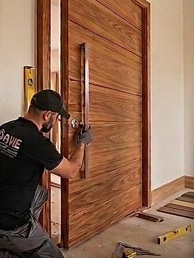 Instalação da ferragem numa porta pivotante de madeira